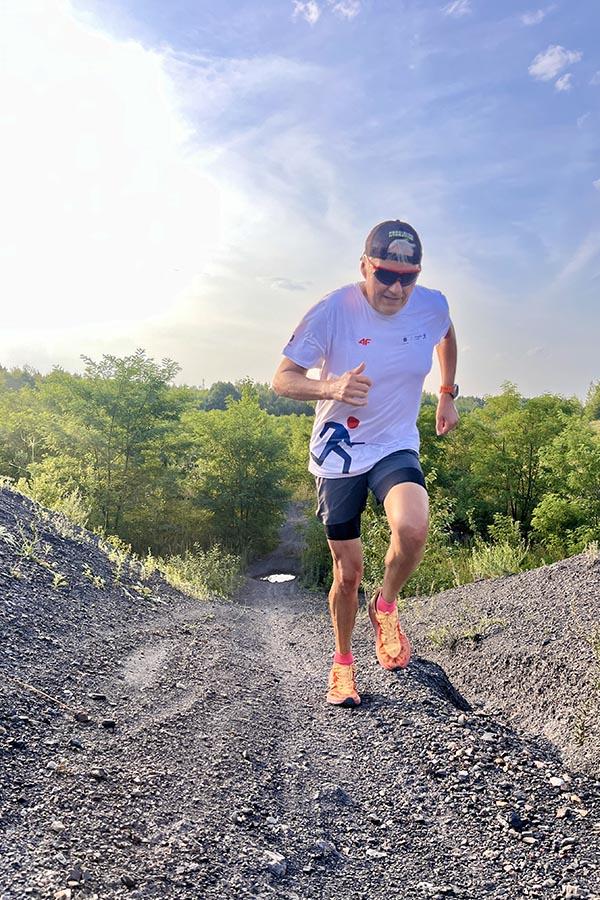 Luźny szuter i bardzo stromy podbieg - nawet w takiej sytuacji Hoka Speedgoat 6 dają radę. 