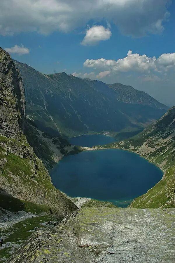 Czarny Staw pod Rysami i Morskiego Oko poniżej.