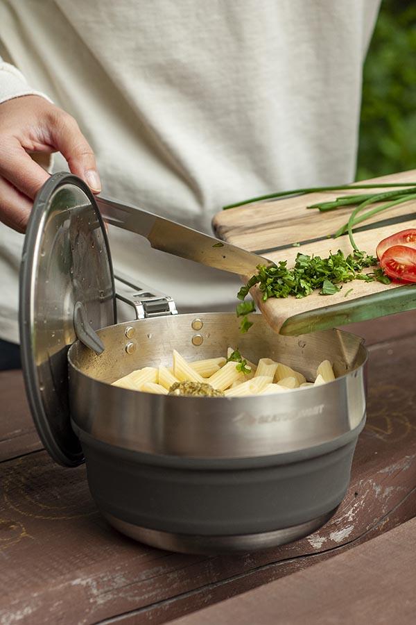 Po rozłożeniu, Detour Stainless Steel Collapsible Pouring Pot jest naprawdę pojemny. Bez problemu można w nim przygotować danie dla dwóch osób.