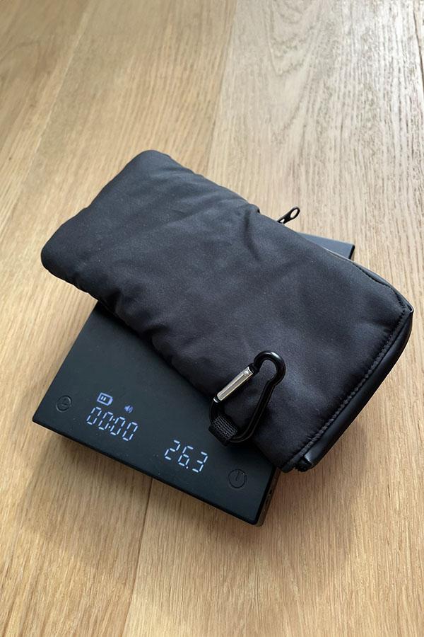 Wyściełany pokrowiec na Uvex Sportstyle 312 VPX z wygodnym karabinkiem. Szkoda tylko, że nie jest usztywniany.