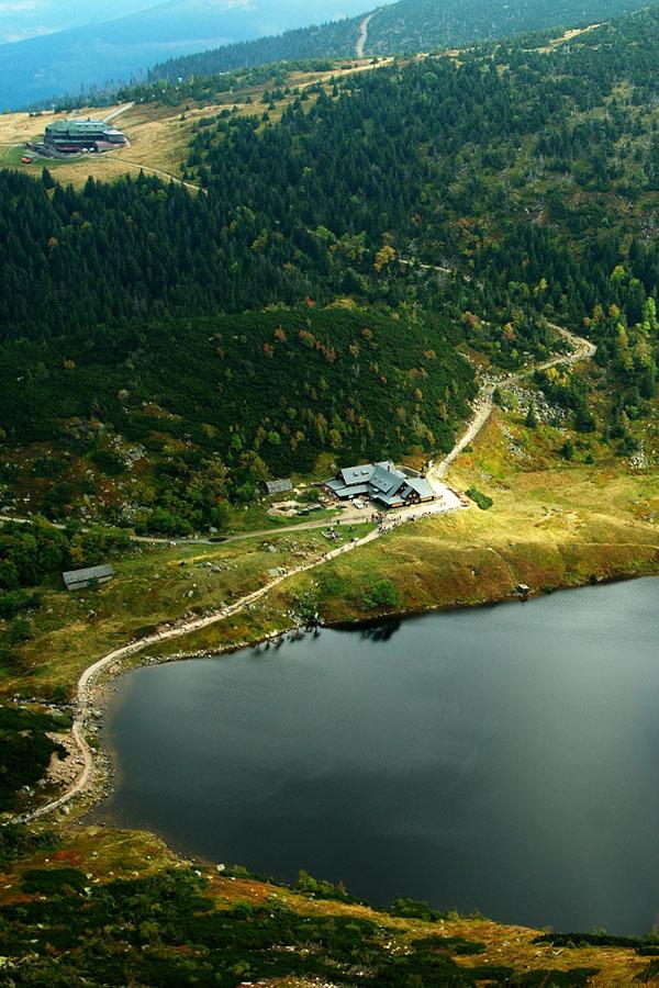 Dwa kultowe karkonoskie schroniska - Strzecha Akademicka i poniżej Samotnia.