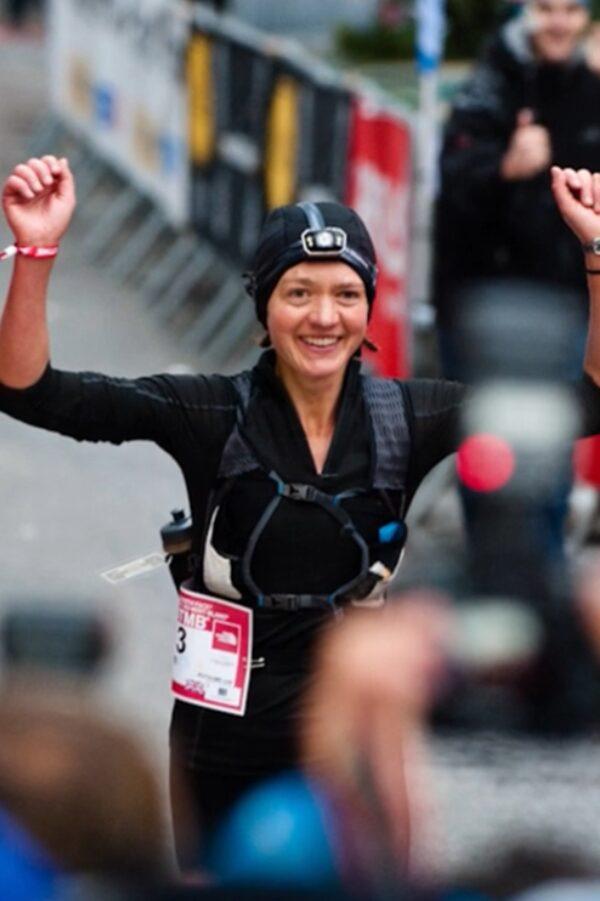 Lizzy Hawker wygrywa UTMB po raz piąty, w 2012 roku.