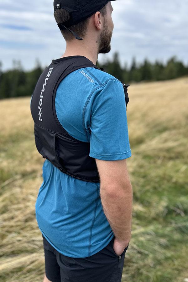 Houdini Pace Air Tee waży tyle co nic, a płaskie szwy nawet pod kamizelką biegową, nie powodują otarć i podrażnień.