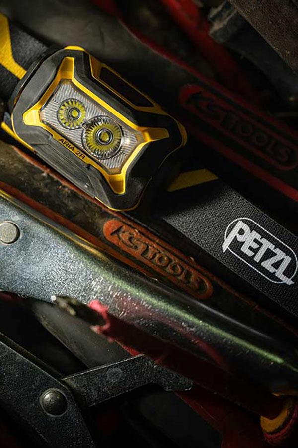 Choć zaprojektowane przede wszystkim do zastosowań profesjonalnych, czołówki Petzl Aria doskonale sprawdzają się w outdoorze.