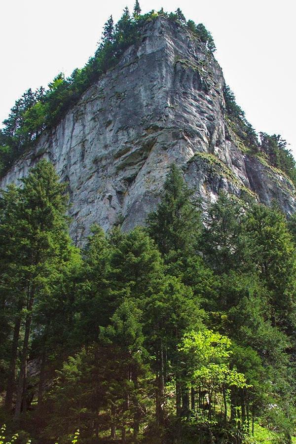 Turnia Okręt - jedna z najefektowniejszych skał górujących nad Doliną Kościeliską
