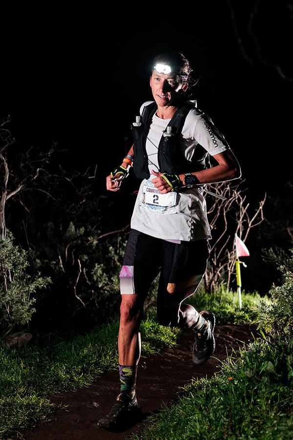 Courtney Dauwalter, trzykrotna triumfatorka UTMB na najdłuższe trasy zabiera ze sobą Petzl NAO RL.