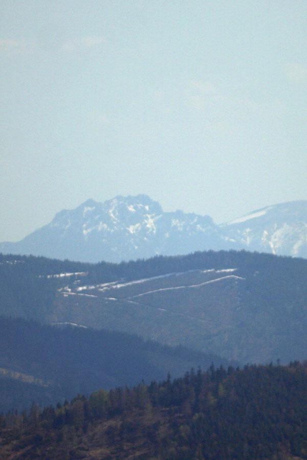Spod schroniska PTTK na Przysłopie pod Baranią Górą, przy odrobinie szczęścia, można zobaczyć Tatry.