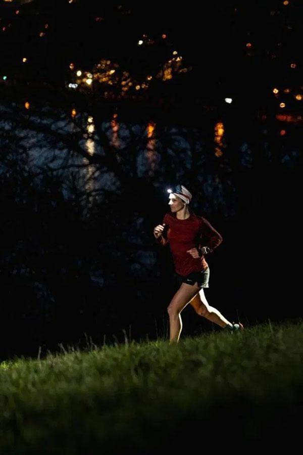 Petzl Swift RL z systemem Reactive Lighting doskonale sprawdza się w mieście.