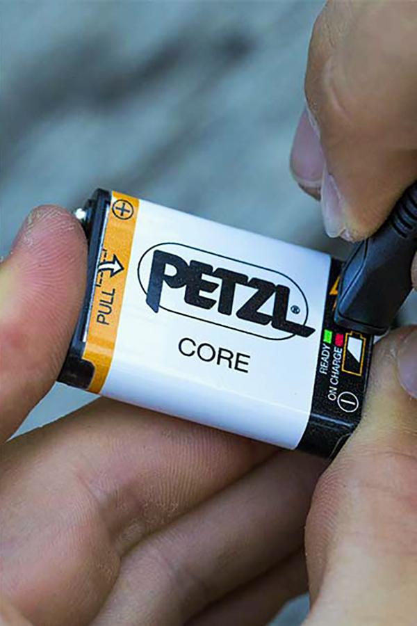 Akumulator Core używany w czołówkach Petzl, skutecznie zastępuje baterie. 