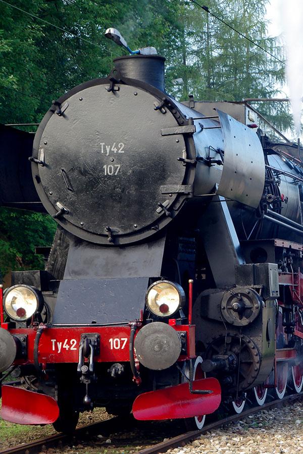 Skansen kolejowy w Chabówce to atrakcja nie tylko dla dzieci. Jadący parowóz i retro wagony robią wrażenie na wszystkich.