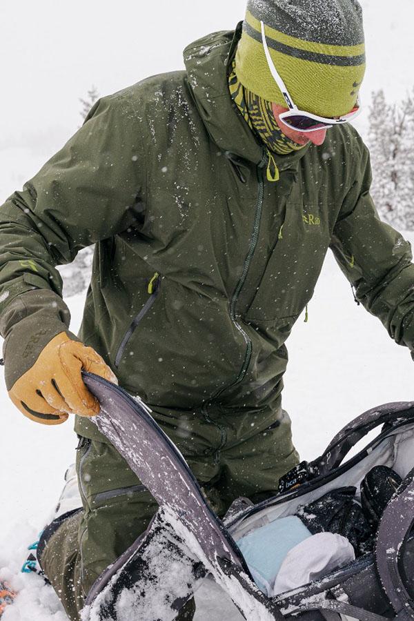 Jaka kurtka zimą w góry? W trudnych warunkach konieczny jest hardshell.