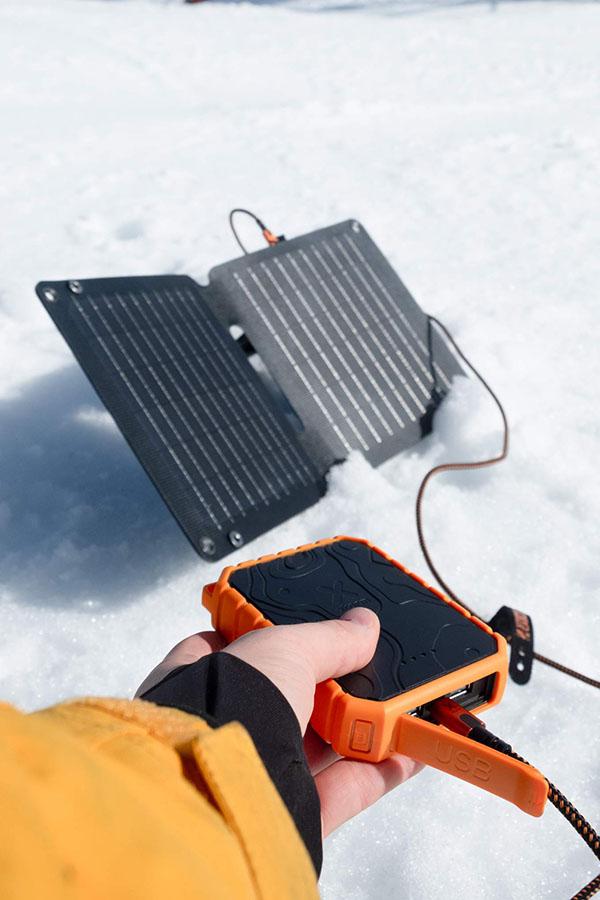 Na dłuższe wycieczki w góry zimą można oprócz powerbanka zabrać ze sobą przenośny panel solarny, który pozwoli naładować urządzenia elektroniczne.