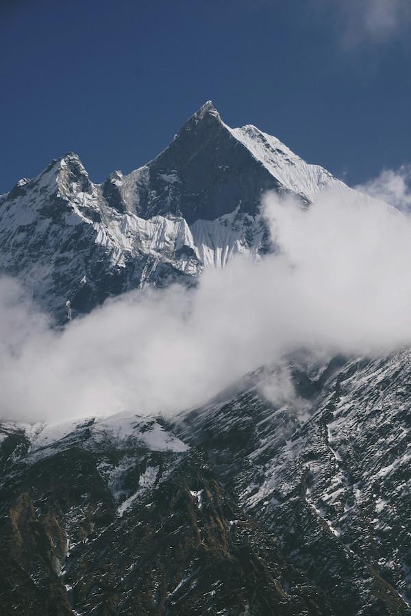 Machapuchare - niemal siedmiotysięczny (6993 m n.p.m.) szczyt w masywie Annapurny uznaje się za niezdobyty, choć prawdopodobnie w 1980 stanął na nim bez zezwolenia Nowozelandczyk, Bill Denz.