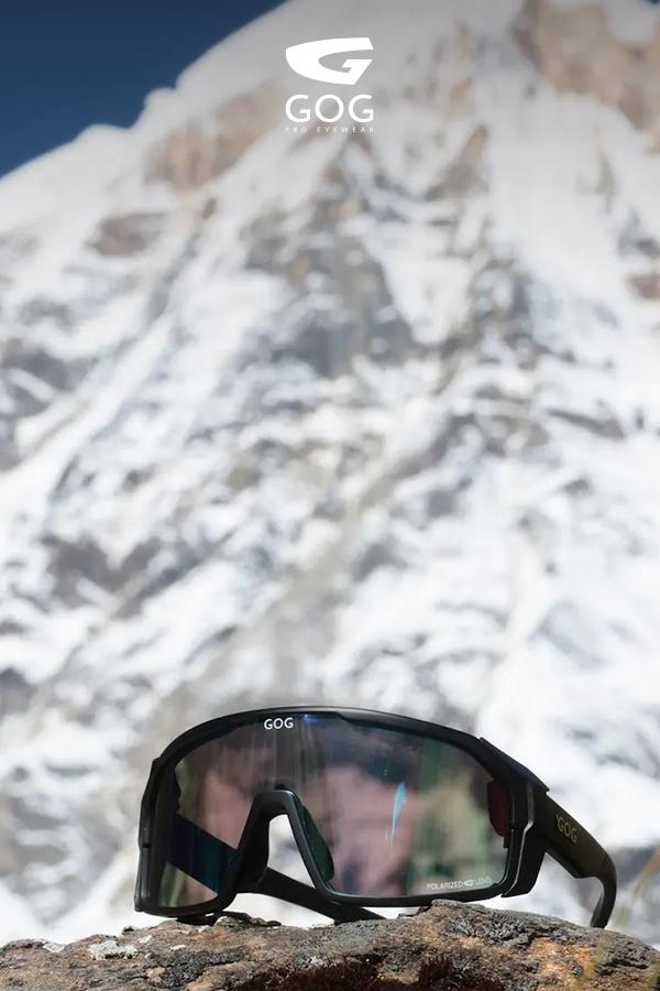 Polskie marki outdoorowe - Dbanie o oczy jest niezwykle ważne, zwłaszcza kiedy zewsząd atakują nas odbite od śniegu promienie słońca. (fot. GOT / grafika: 8academy)