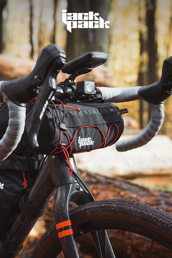 Bikepacking made in Poland, czyli torby rowerowe od JackPack. (zdjęcie: JAckPack / grafika: 8academy)