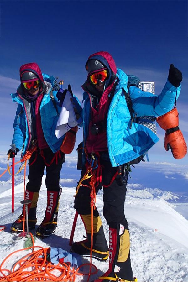 Kapryśna pogoda na Denali sprawia, że bywają sezony, kiedy takie zdjęcie na szczycie może sobie zrobić zaledwie 30% przybywających do bazy wspinaczy.