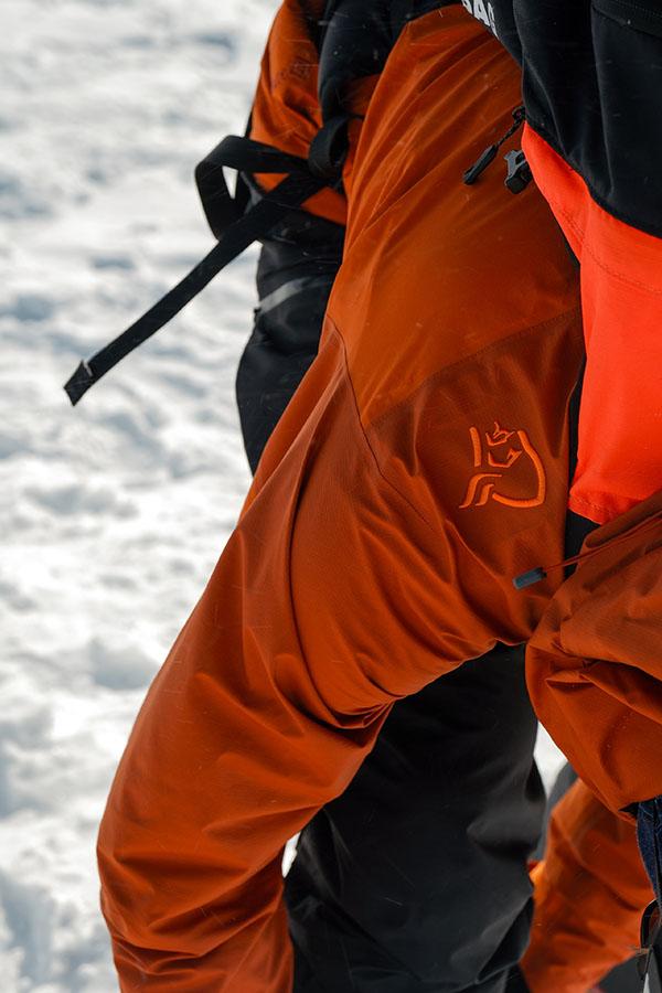 Zestaw Norrona Lyngen Gore-Tex jest - jak wszystkie produkty tej marki - zaprojektowany w duchu skandynawskiego minimalizmu. Dyskretne logo na ramieniu to jedyna ozdoba.