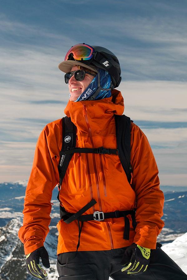 Iście "alpejska" pogoda na zdjęciach wygląda efektownie, ale mimo to, na zjazd zakładałem kurtkę Norrona Lyngen Gore-Tex. Bez niej byłoby po prostu za zimno.