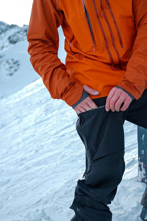 Pojemna kieszeń na udzie to najwygodniejsze w spodniach Norrona Lyngen Gore-Tex miejsce na przechowywanie podręcznych drobiazgów.