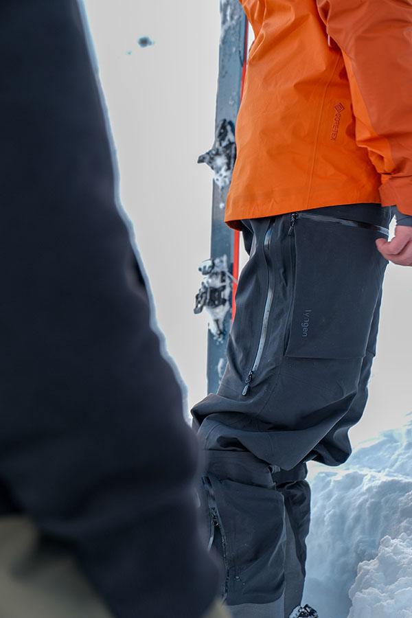 Wywietrznik w spodniach Norrona Lyngen Gore-Tex jest umieszczony nieco z tyłu, na zewnętrznej części nogawki.