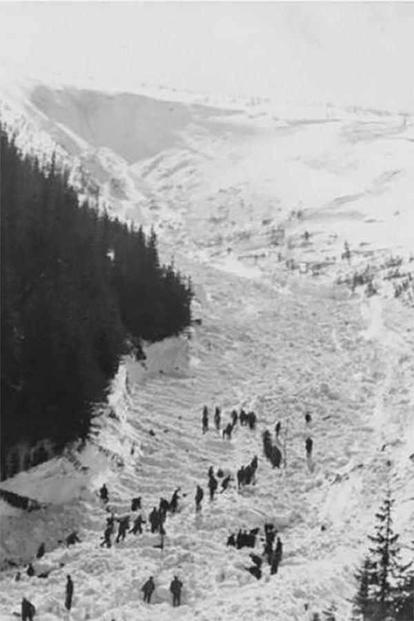 Lawina śnieżna, która zeszła w 1968 roku Białym Jarem w Karkonoszach, była najtragiczniejszym tego rodzaju zdarzeniem w polskich górach.