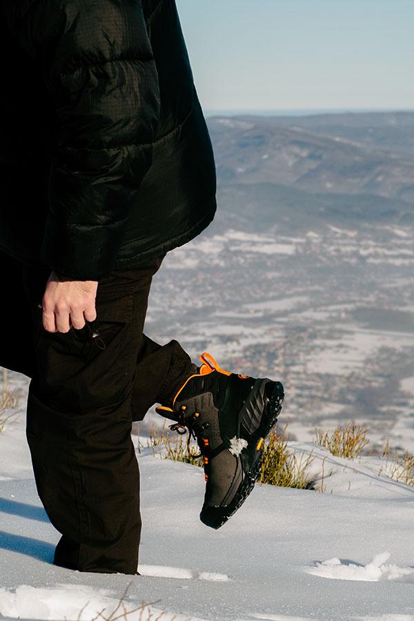 Słońce i  śnieg to połączenie, które wystawi na poważną próbę każdą membranę. Mammut Sapuen High GTX poradziły sobie z testem na nieprzemakalność śpiewająco.