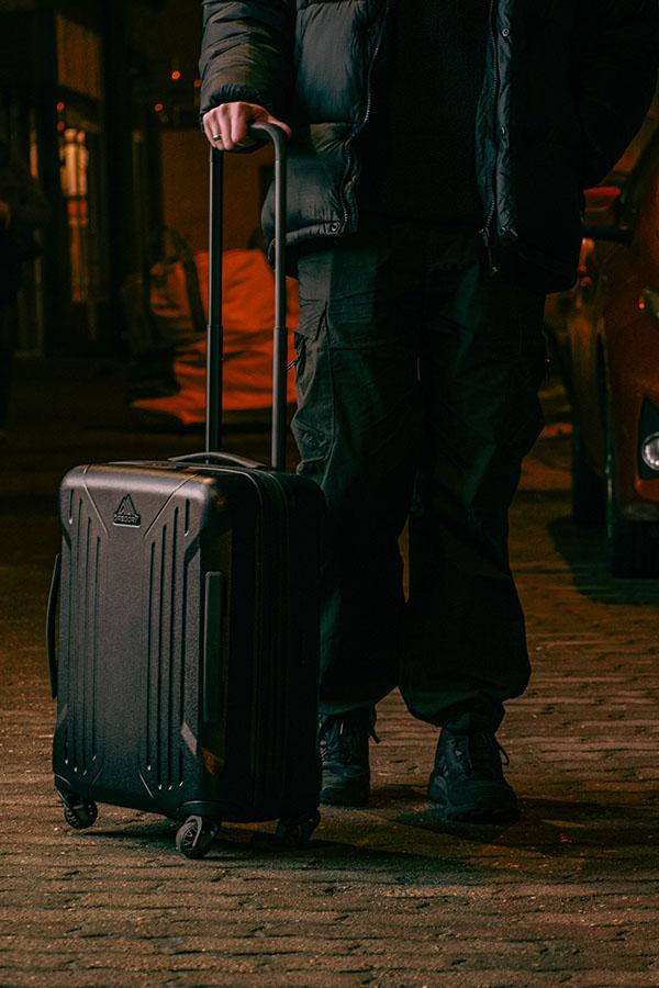 Gregory Quadro Pro Int Carry On ma rozmiary klasycznego bagażu podręcznego.
