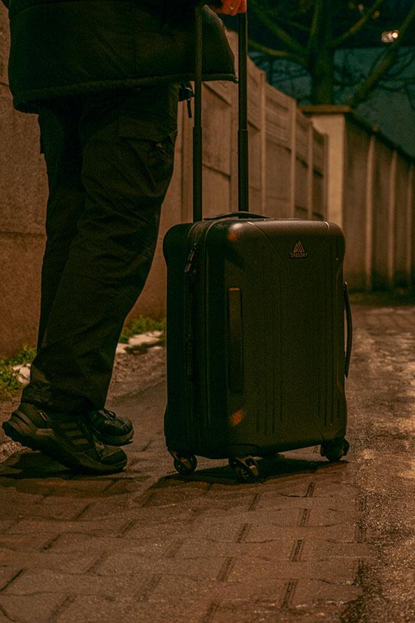 Niezwykłe kółka Gregory Quadro Pro Int Carry On toczą się gładko nawet po zmarzniętych resztkach śniegu na miejskich chodnikach.