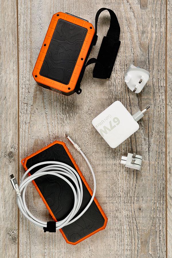 Cały testowy zestaw - dwa powerbanki Xtorm Rugged i ultra wydajna ładowarka. Panele solarne na właściwy test muszą jeszcze zaczekać. 