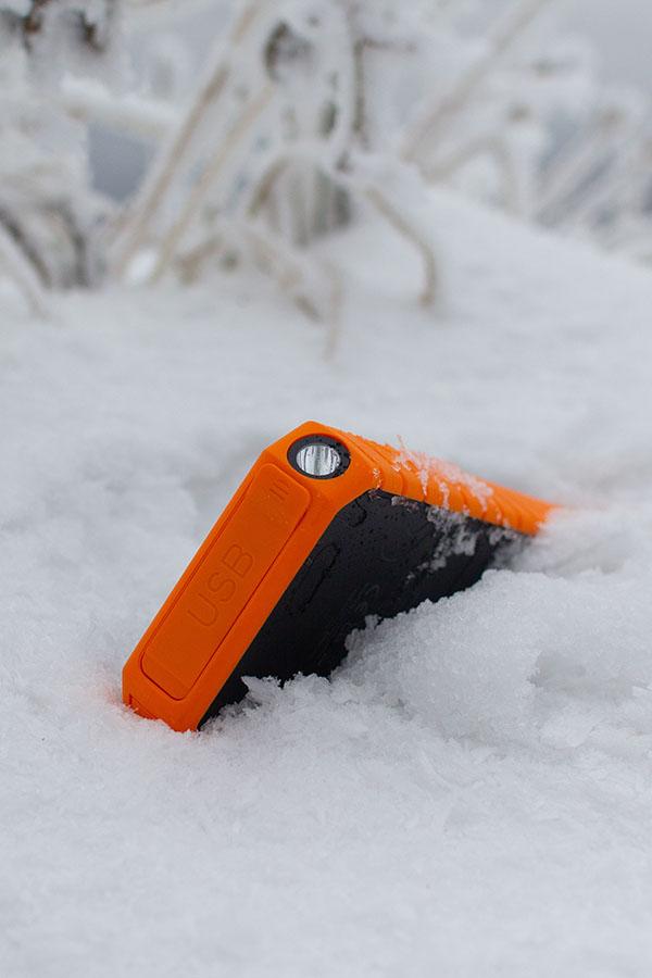 Nawet zakopanie na wiele godzin w śniegu, na Xtorm Rugged Pro 20000 nie robiło żadnego wrażenia.