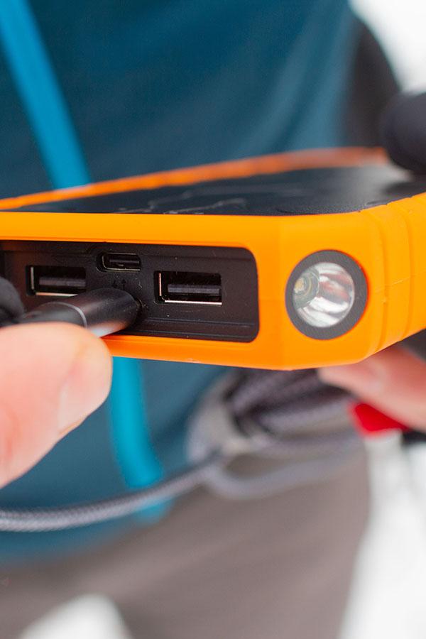 Gniazda USB w powerbankach Xtorm Rugged są doskonałej jakości. Kable "siedzą" w nich sztywno i stabilnie. 