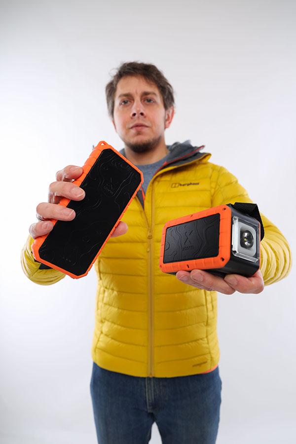 Większy z dwóch testowany powerbanków Xtorm Rugged jest naprawdę duży i niechętnie brałbym go do plecaka. 