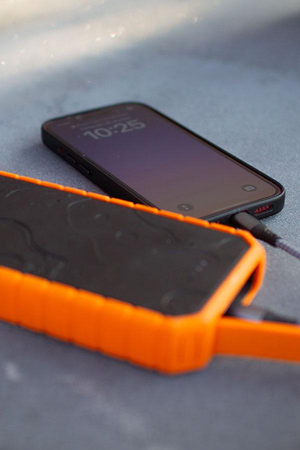 Mniejszy z powerbanków Xtorm Rugged to doskonałe rozwiązanie jeśli zabieramy ze sobą w góry tylko telefon. 