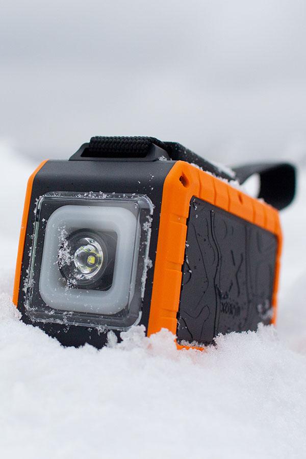 Latarka w Xtorm Rugged Flashlight jest mocniejsza niż wiele czołówek. 