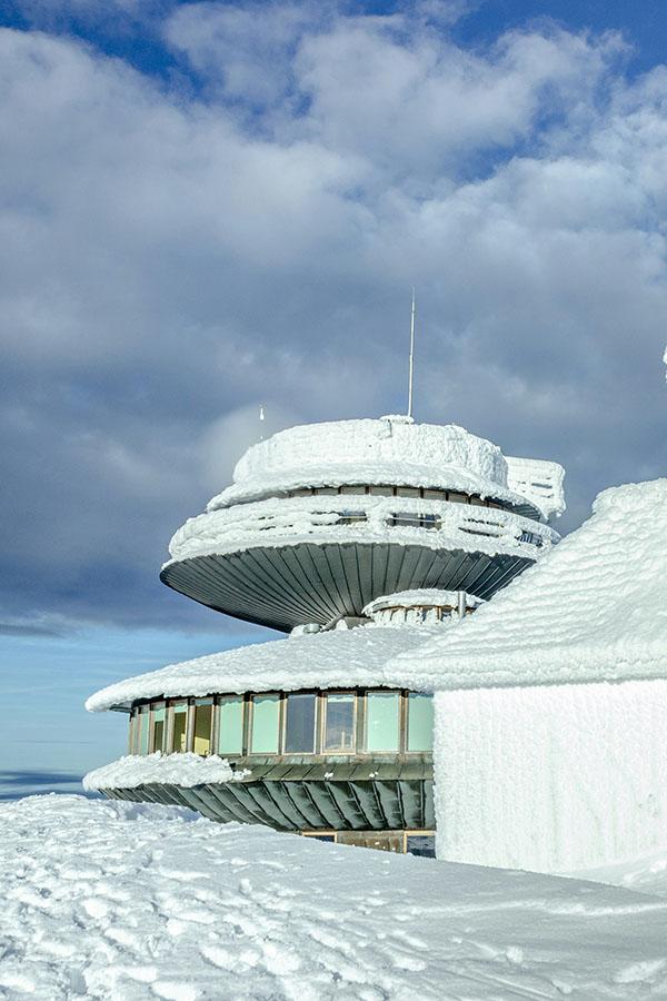 Obserwatorium meteorologiczne na Śnieżce zimą wygląda jeszcze bardziej niesamowicie niż latem.