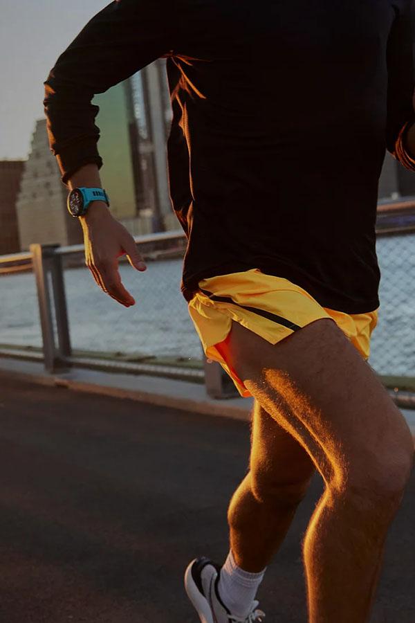 Forerunner 265 to jeden z prostszych modeli zegarków do biegania Garmin. Początkującym biegaczom wystarczy na długo.