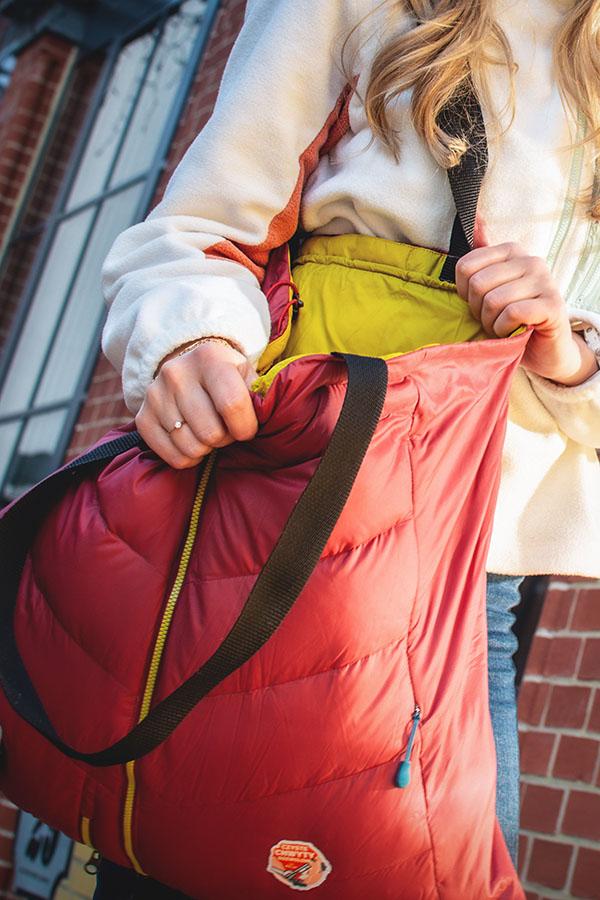 Miękka i pojemna torba na ramię będzie z pewnością bestsellerem kolekcji 8a Upcycling.