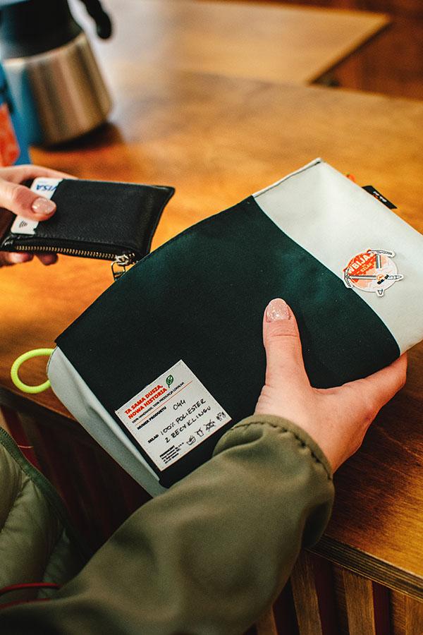 Kosmetyczka, mini-torebka, pokrowiec na drobiazgi - produkty z kolekcji 8a Upcycling są bardzo uniwersalne.