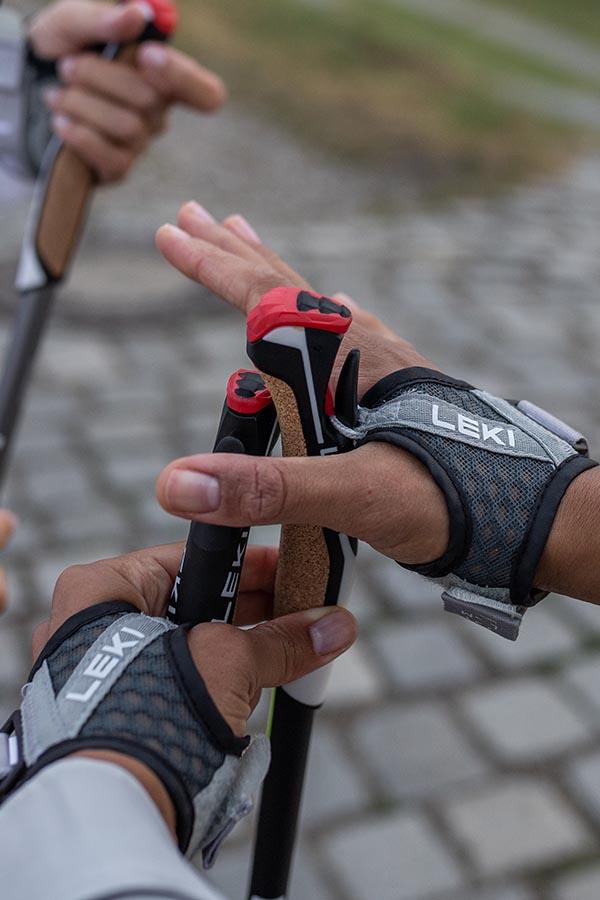 Jedną z najbardziej widocznych różnic między kijami trekkingowymi a nordic walking jest używana w tych drugich "rękawiczka".