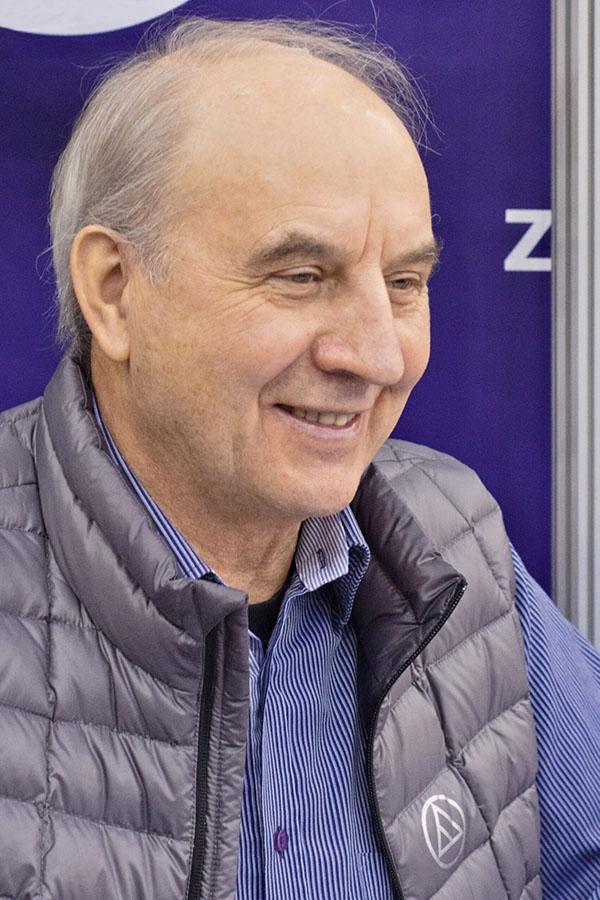 Pierwszym polskim zdobywcą Korony Ziemi jest Leszek Cichy.