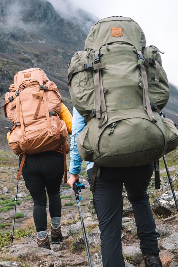 Długodystansowcy muszą być przygotowani na różne sytuacje, co często oznacza większą ilość sprzętu w plecaku.