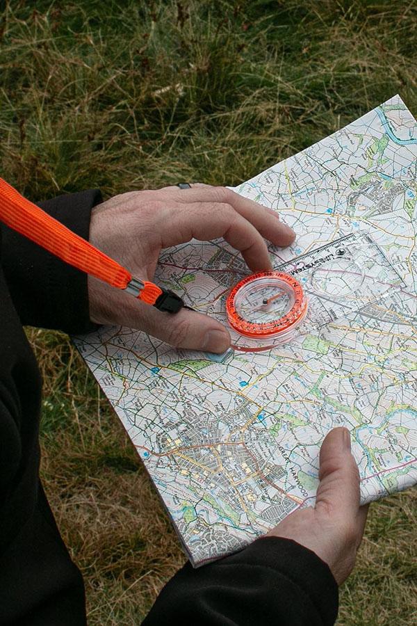 Korzystanie z mapy i kompasu to umiejętność, którą każdy szanujący się trekker powinien posiąść.