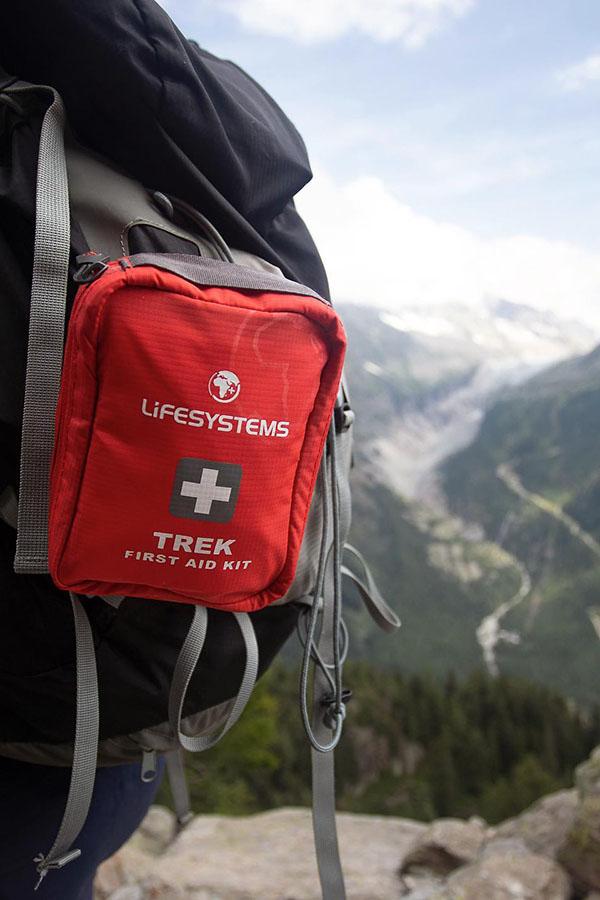 Apteczka - najlepiej byłoby nie musieć z niej skorzystać, ale na każdy trekking trzeba ją ze sobą zabierać.
