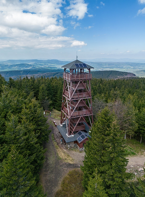 Widok na drewnianą wieżę widokową na Orlicy.