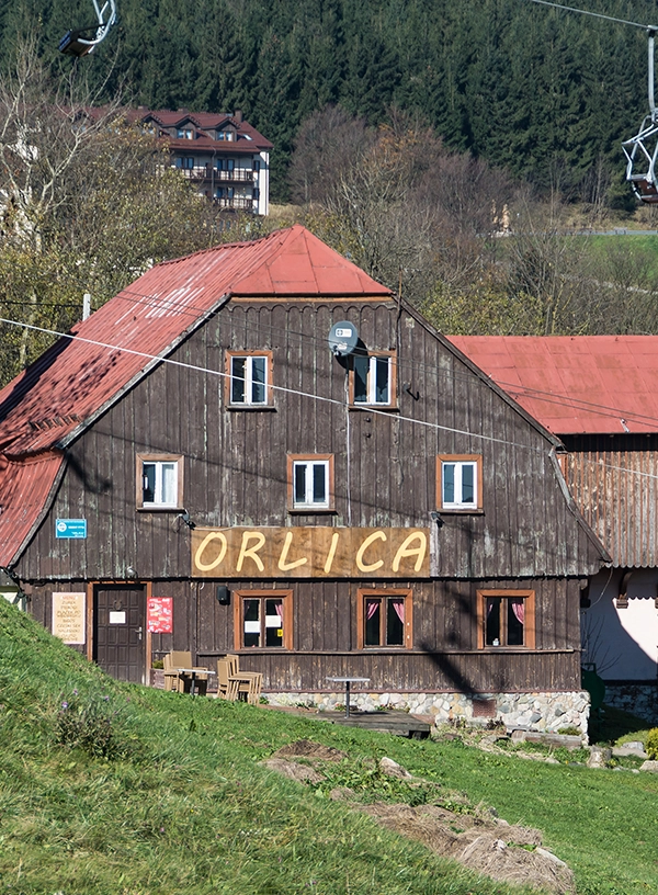 Widok na schronisko PTTK "Orlica" w Zieleńcu.