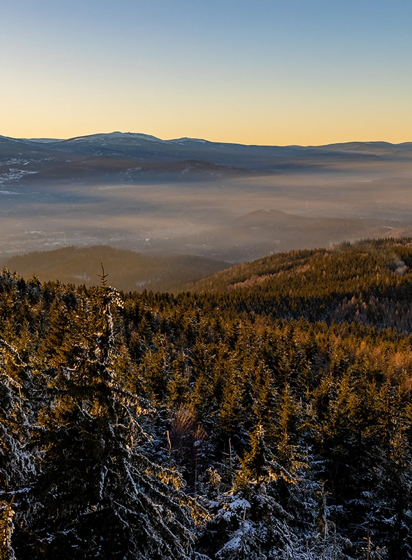 Panorama na Karkonosze widziana z Małej Ostrej.