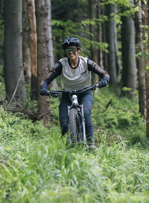 Kobieta na rowerze MTB.