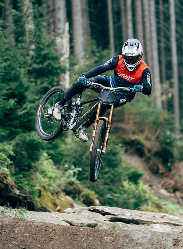 Rowerzysta na trasie enduro.