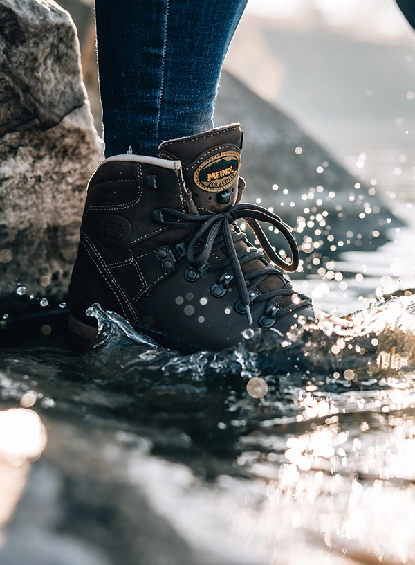 Buty w kałuży.