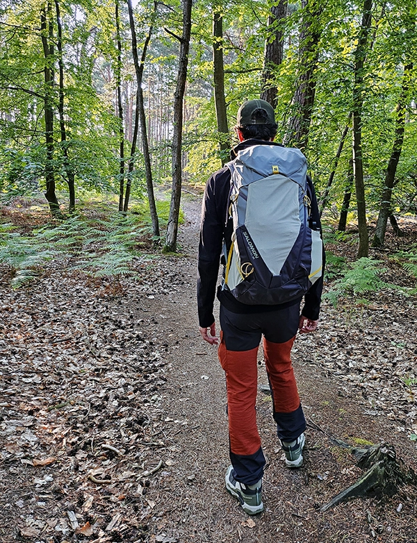 Trekker z plecakiem Salomon Aerotrek 30